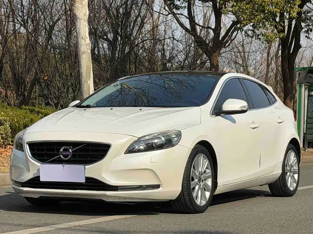 Volvo V40 2015 — фото 1