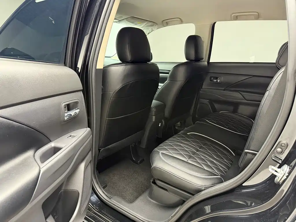 Mitsubishi Outlander 2022 — фото 15