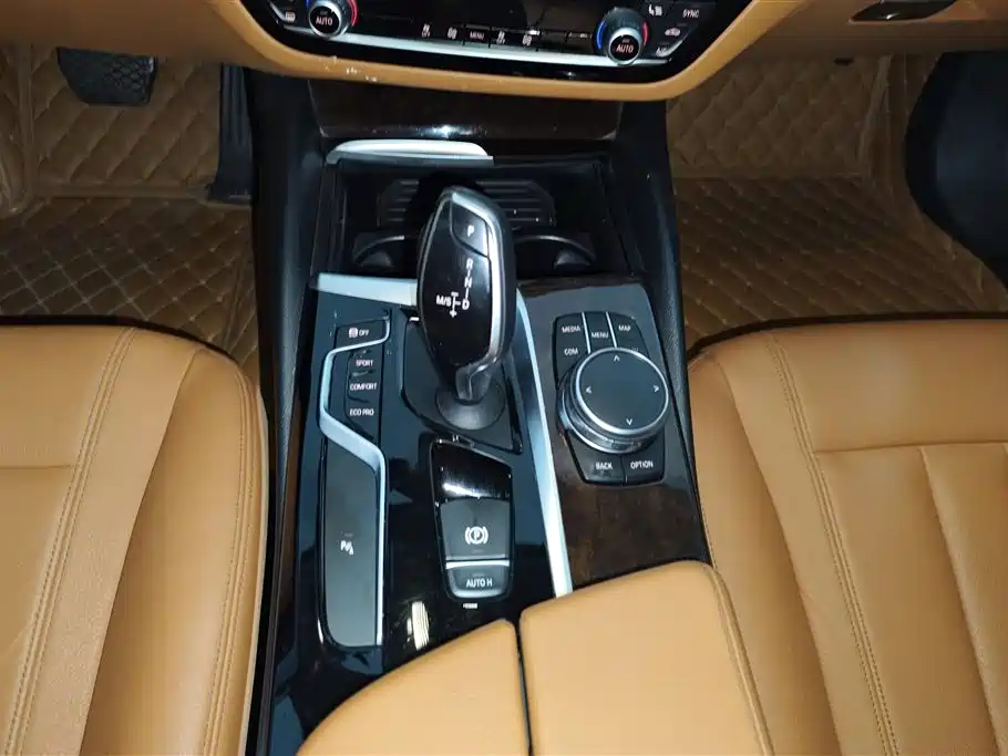 BMW 5 Series 2018 — фото 16