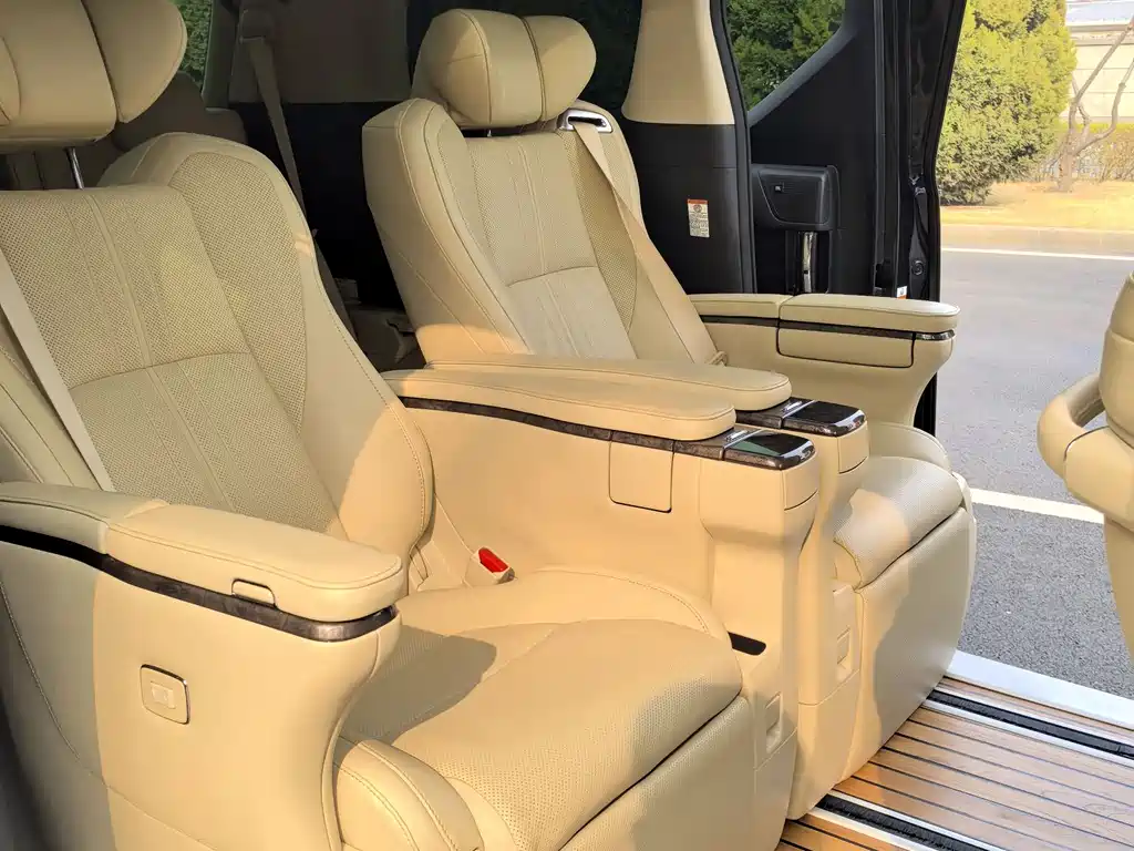 Toyota Vellfire 2022 — фото 10