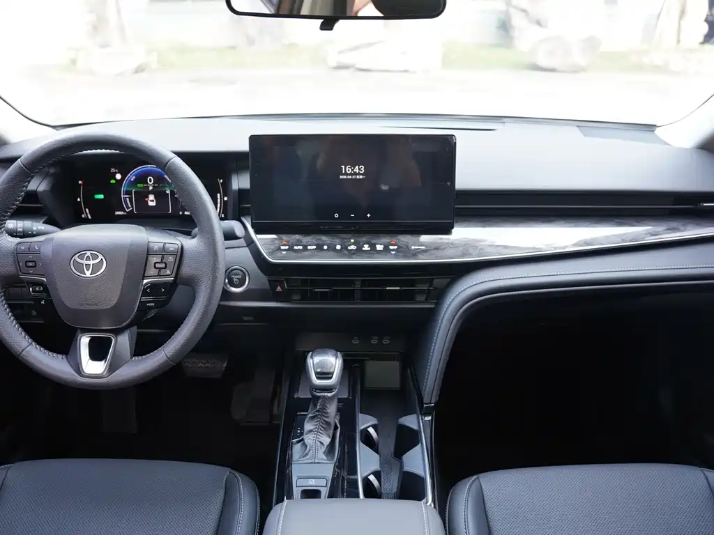 Toyota Camry 2024 — фото 17