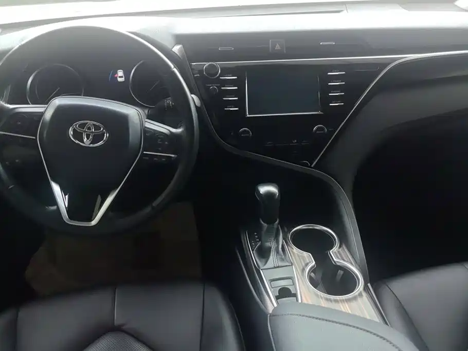 Toyota Camry 2018 — фото 12