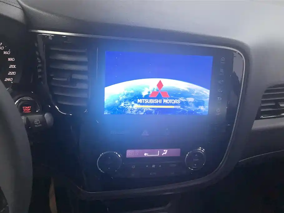 Mitsubishi Outlander 2018 — фото 13