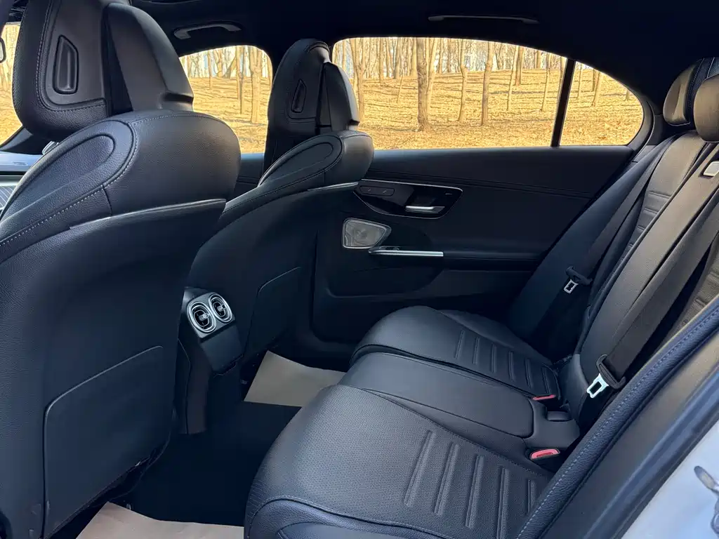Mercedes-Benz C-Class 2023 — фото 12