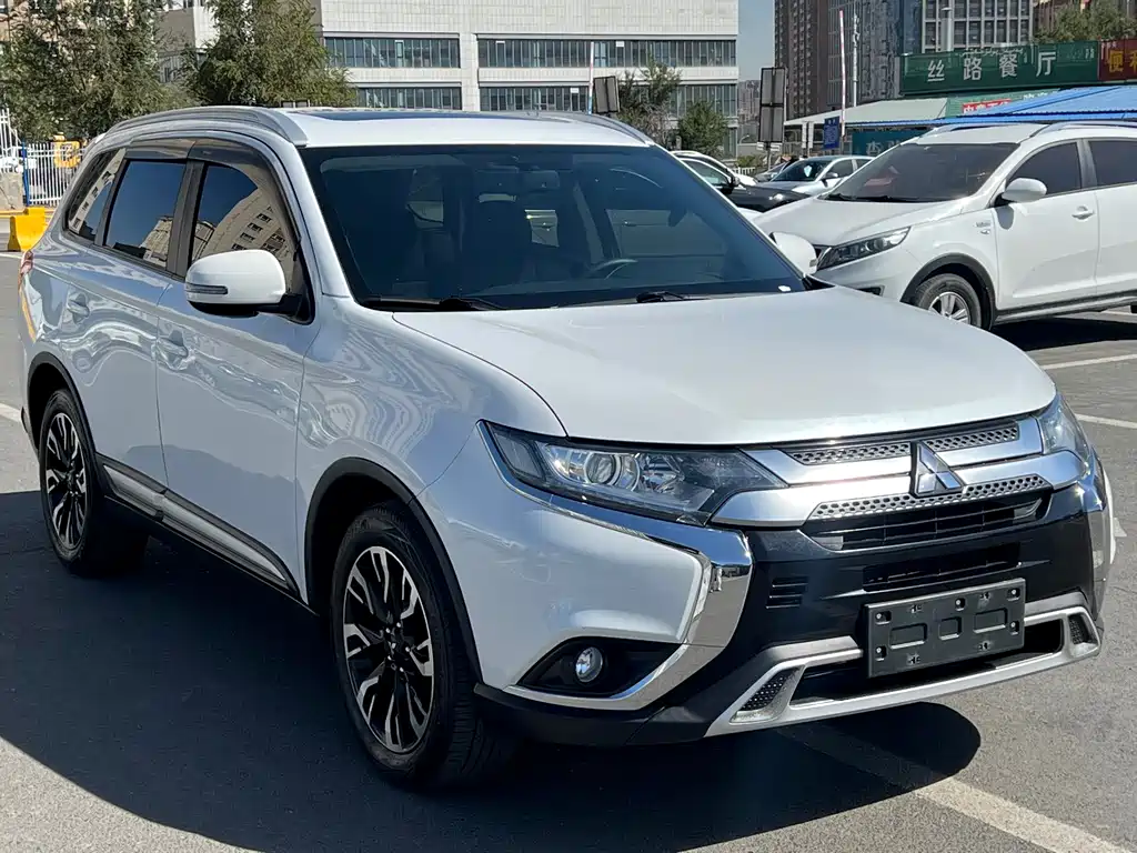 Mitsubishi Outlander 2019 — фото 3