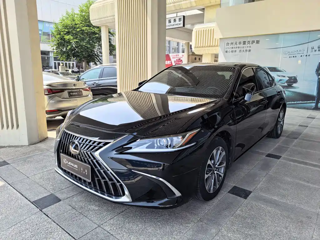 Lexus ES 2023 — фото 1