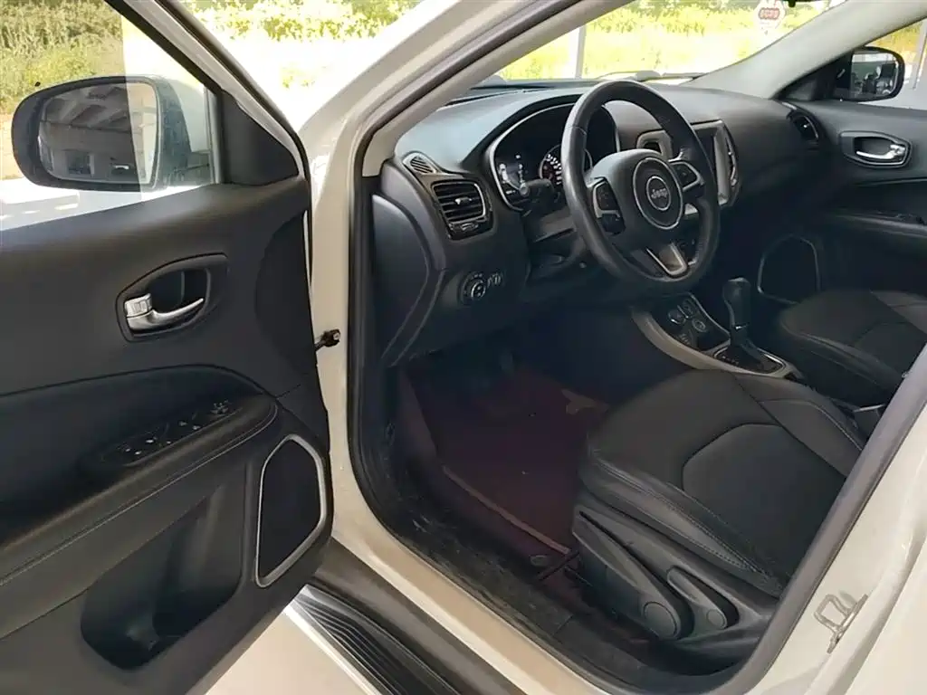 Jeep Compass 2018 — фото 16