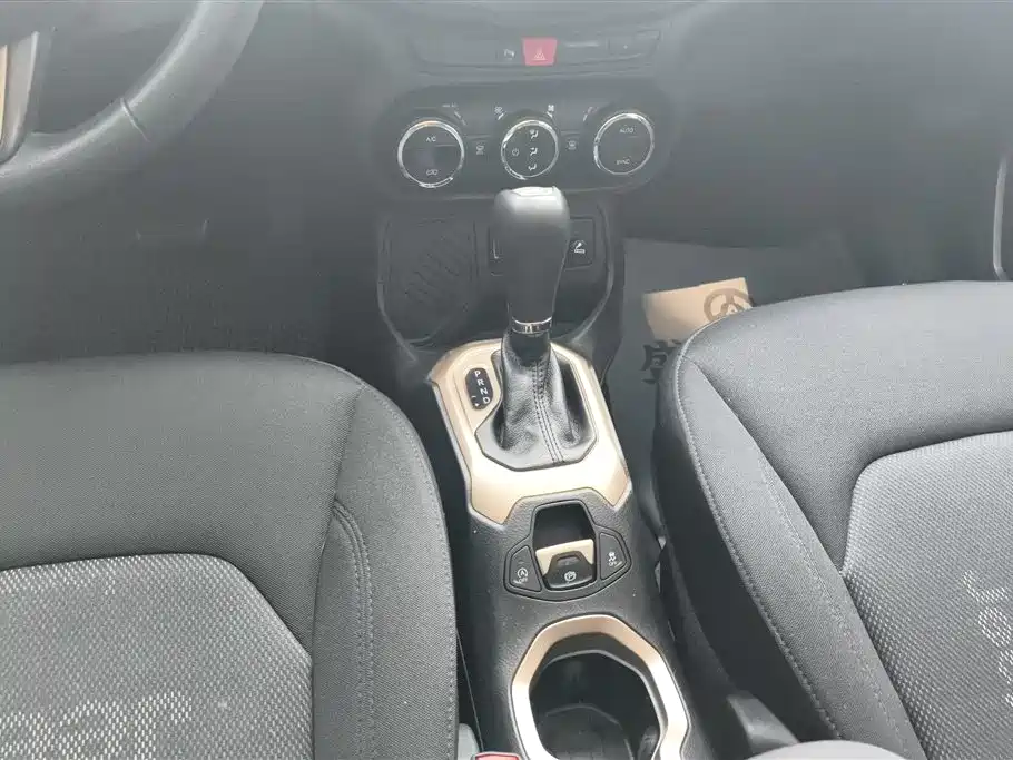Jeep Renegade 2016 — фото 16