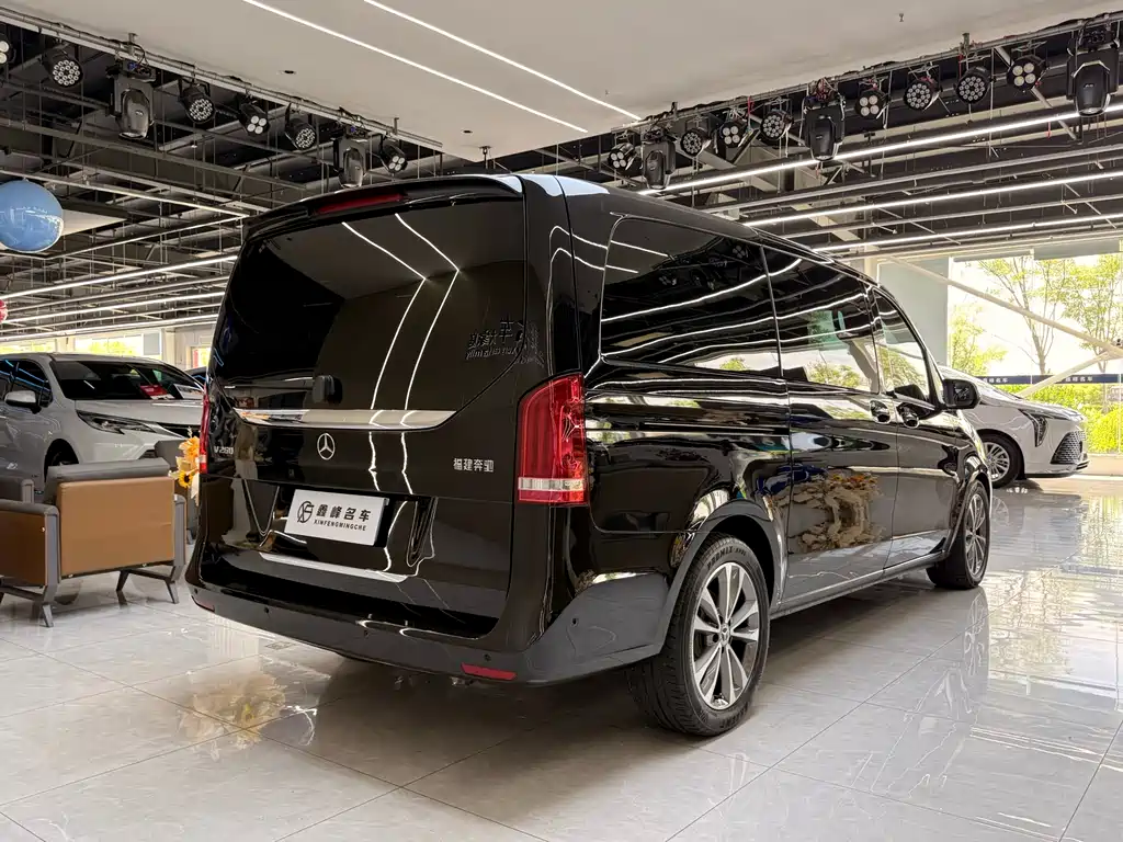 Mercedes-Benz V-Class 2022 — фото 18