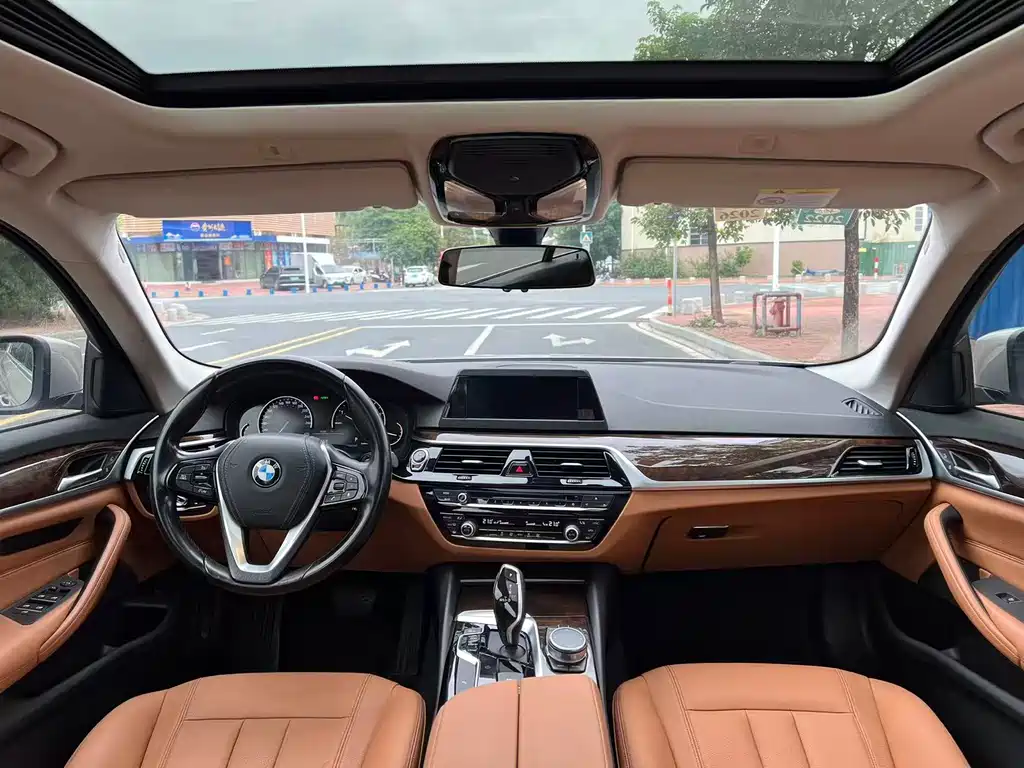 BMW 5 Series 2018 — фото 8