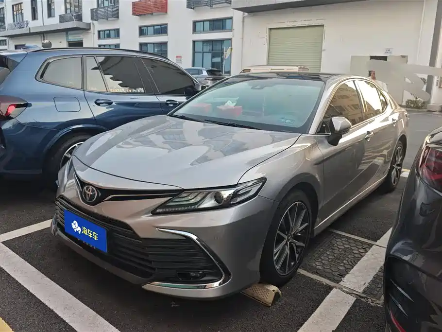 Toyota Camry 2022 — фото 1