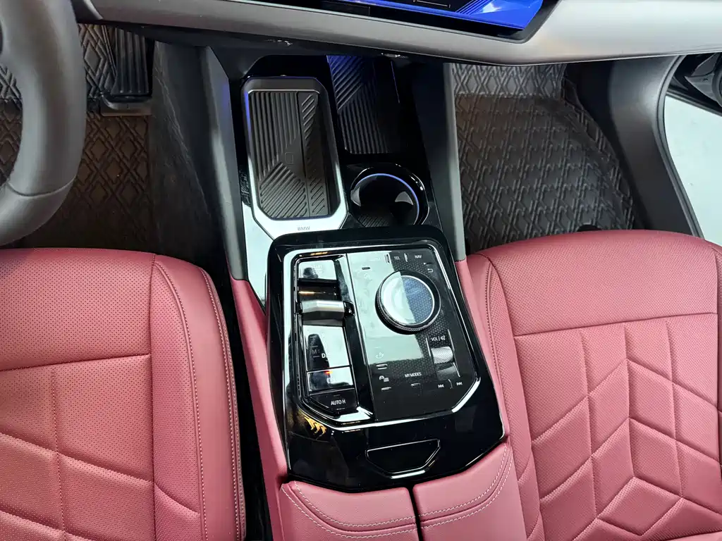 BMW 5 Series 2025 — фото 11