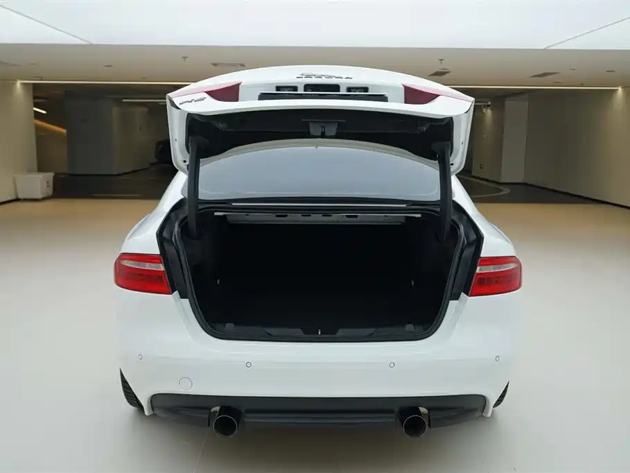 Jaguar XE 2015 — фото 6