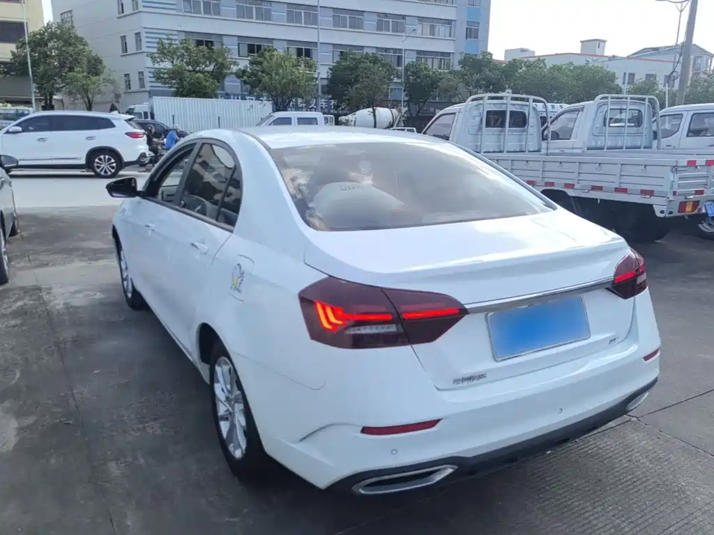 Geely Emgrand 2021