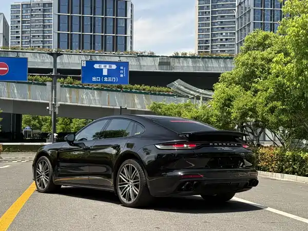 Porsche Panamera 2023