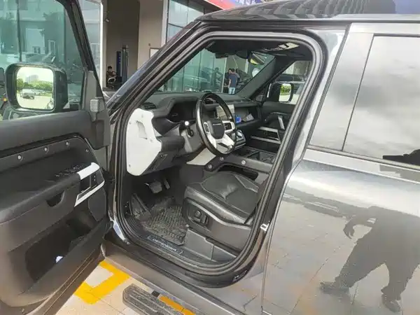 Land Rover Defender 2023