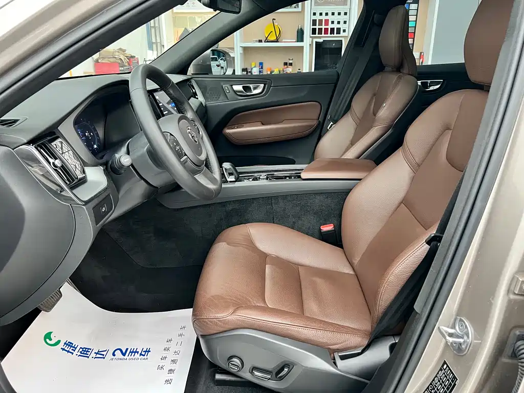 Volvo XC60 2023 — фото 17