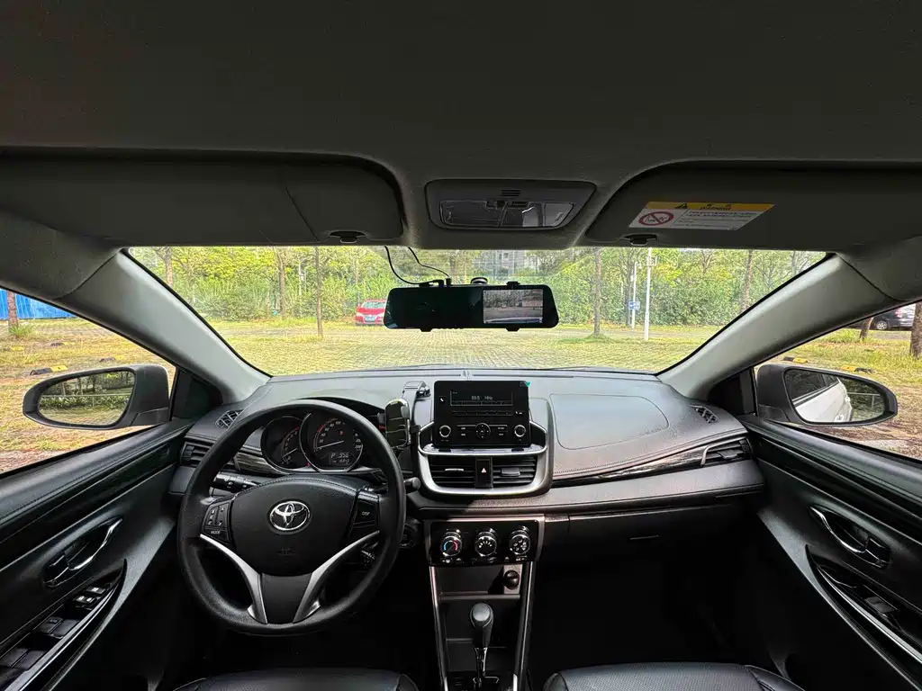 Toyota Yaris L 2022 — фото 16