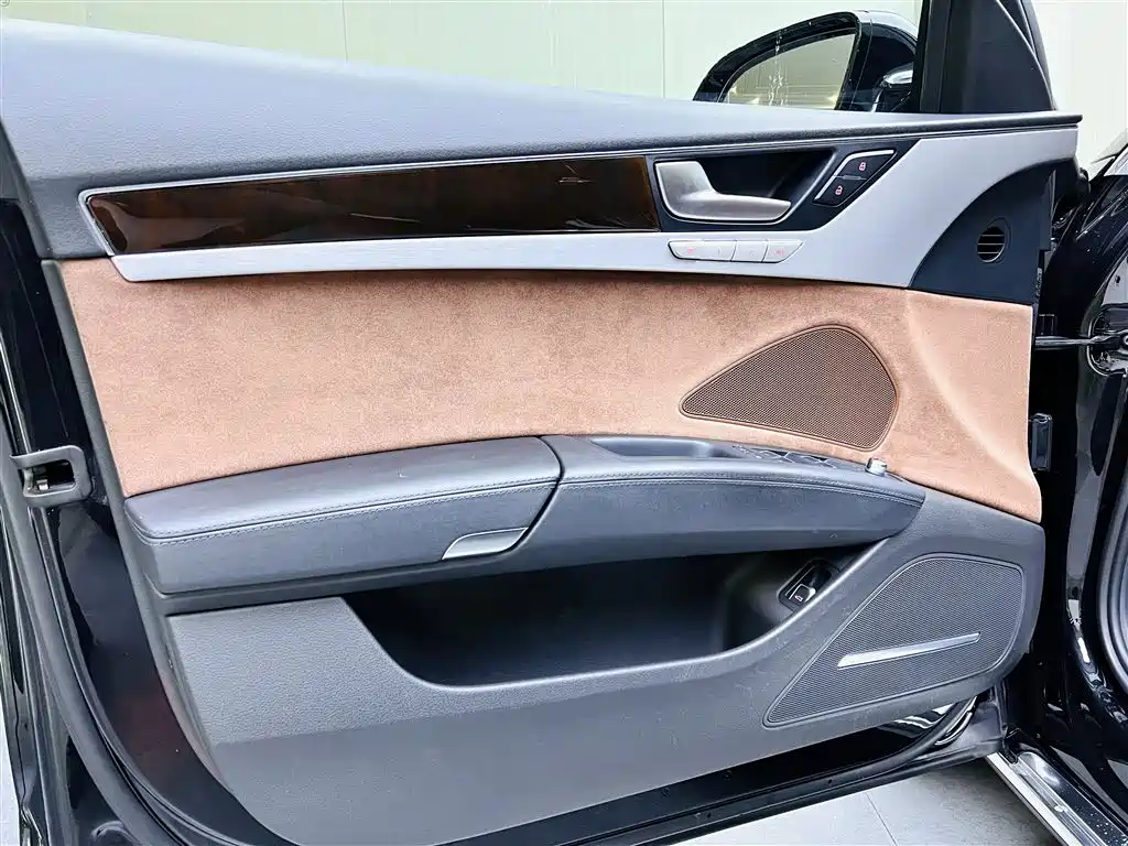 Audi A8 2015 — фото 11