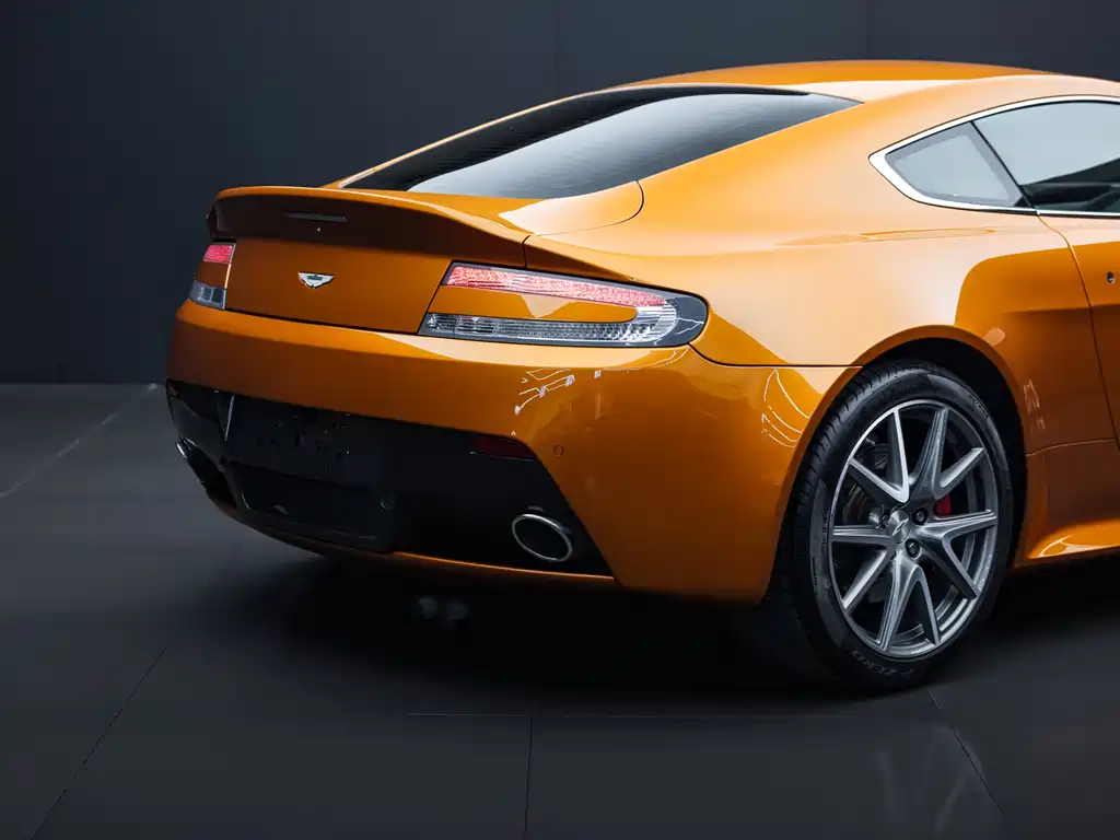 Aston Martin V8 Vantage 2013 — фото 22