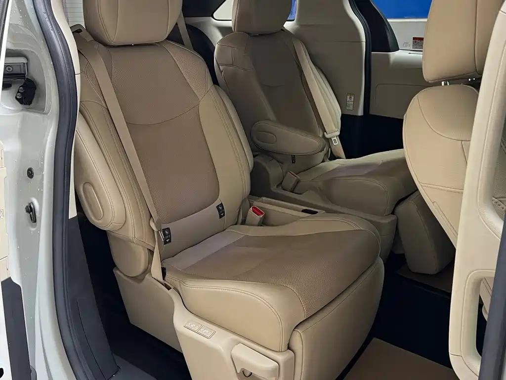 Toyota Sienna 2022 — фото 10