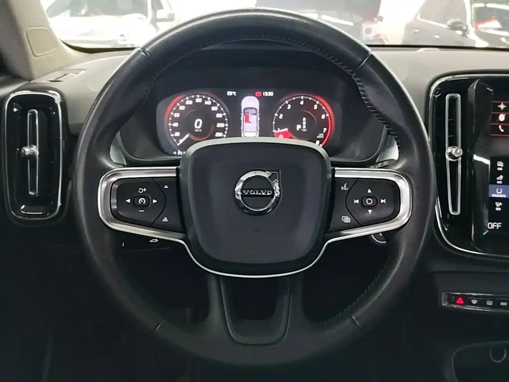 Volvo XC40 2020 — фото 11