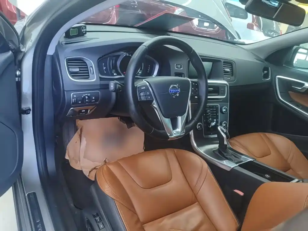 Volvo V60 2017 — фото 10