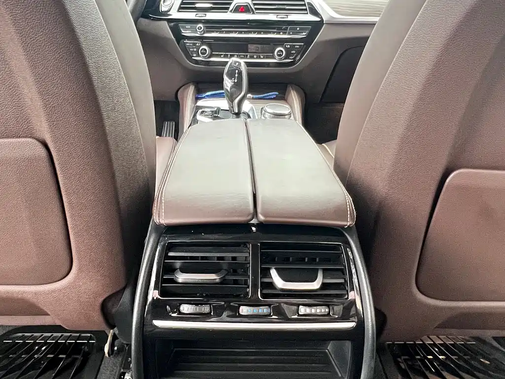 BMW 5 Series 2018 — фото 20