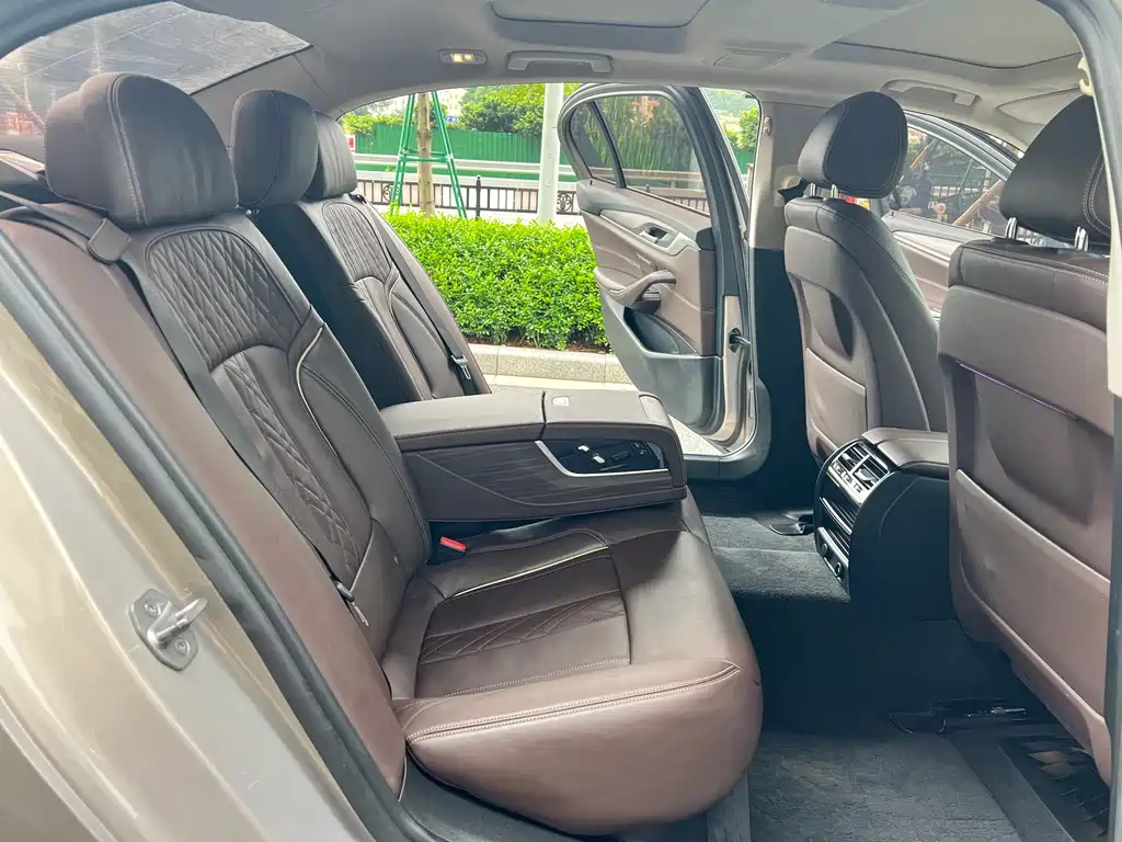 BMW 5 Series 2018 — фото 10