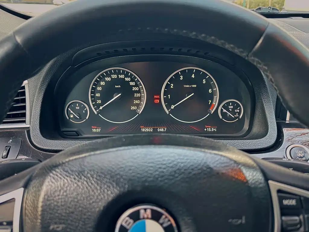 BMW 5 Series GT 2011 — фото 17