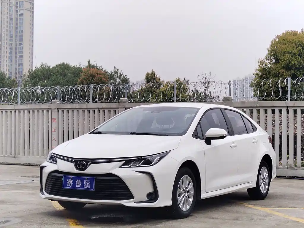Toyota Corolla 2023 — фото 1