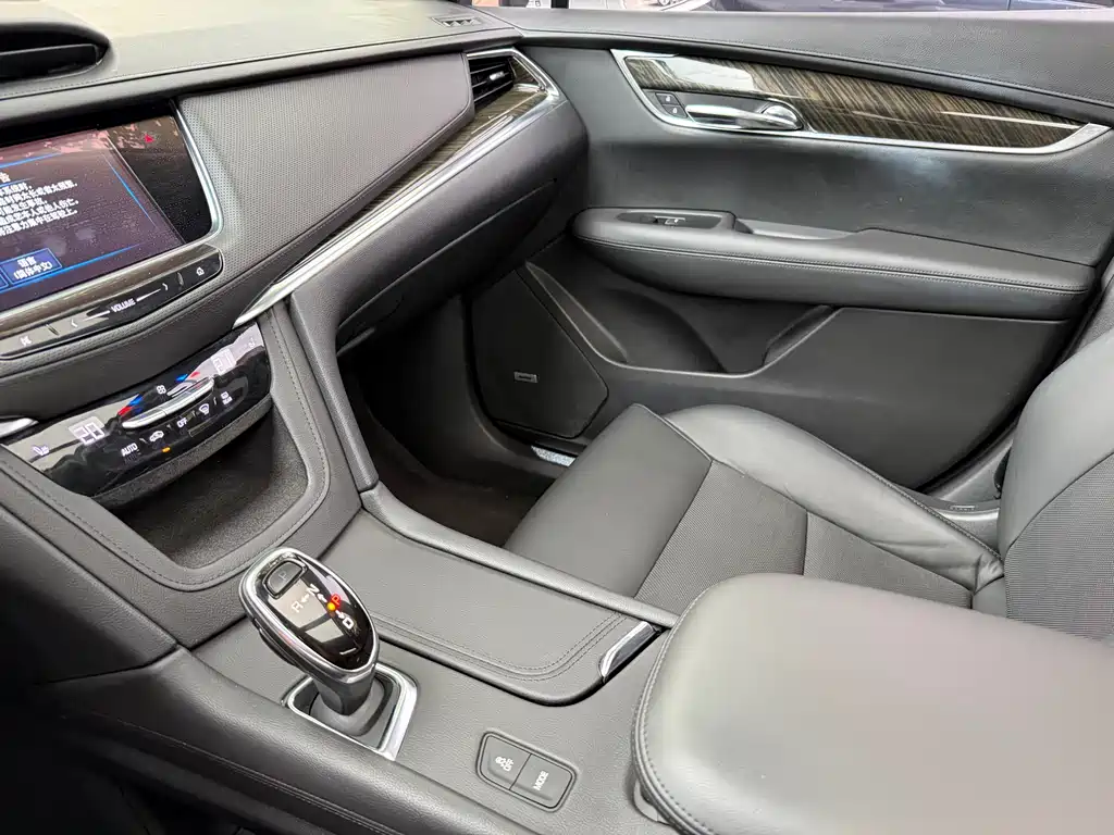 Cadillac XT5 2016 — фото 11