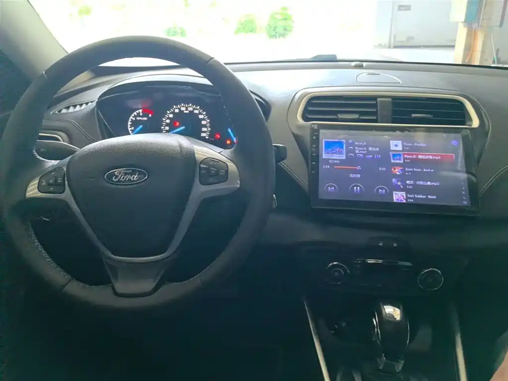 Ford Escort 2017 — фото 10