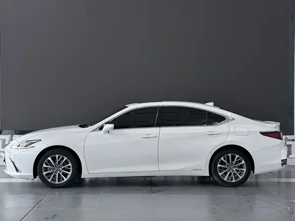 Lexus ES 2023