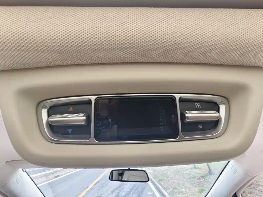 Mercedes-Benz V-Class 2023 — фото 16