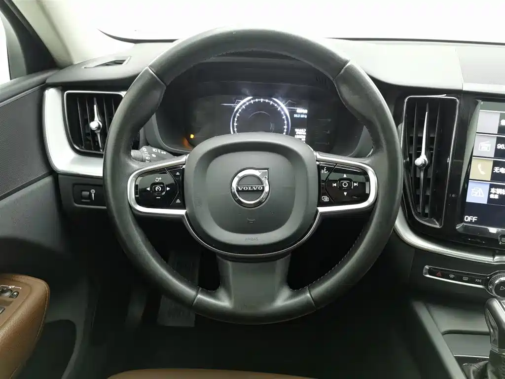 Volvo XC60 2019 — фото 11