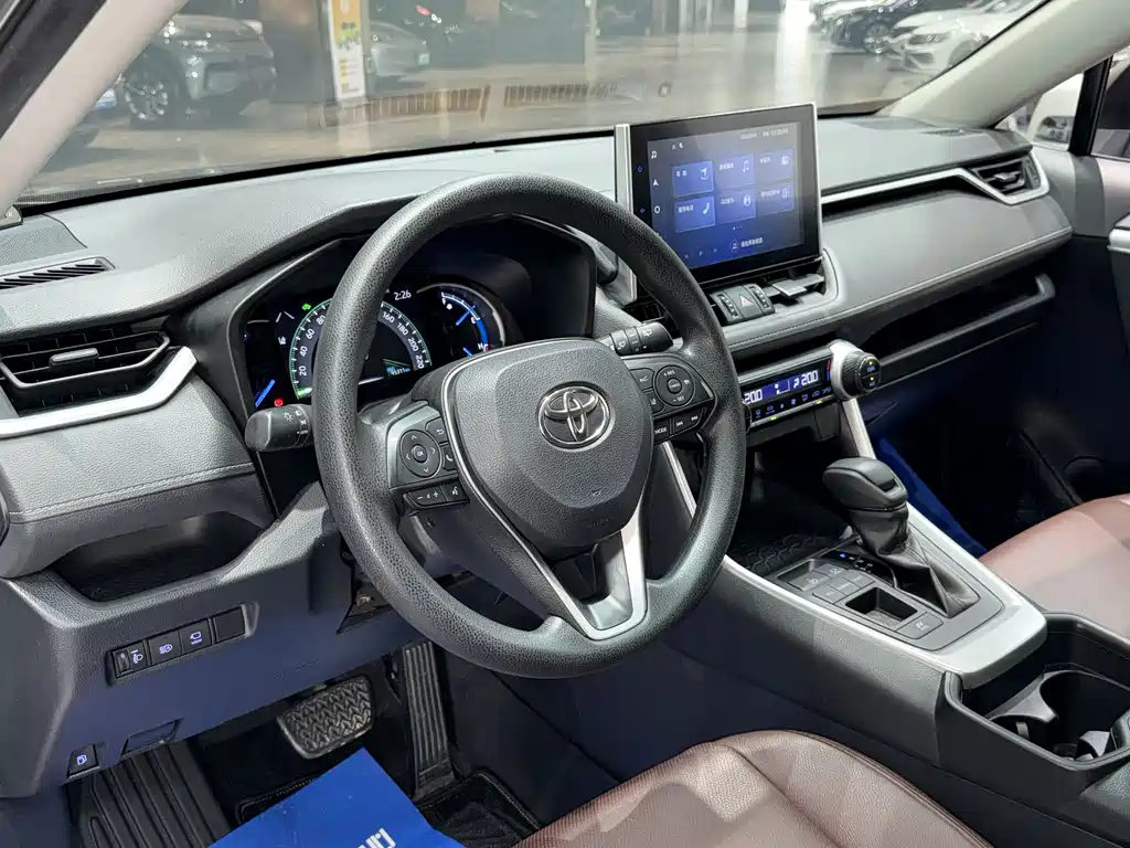 Toyota RAV4 2021 — фото 12