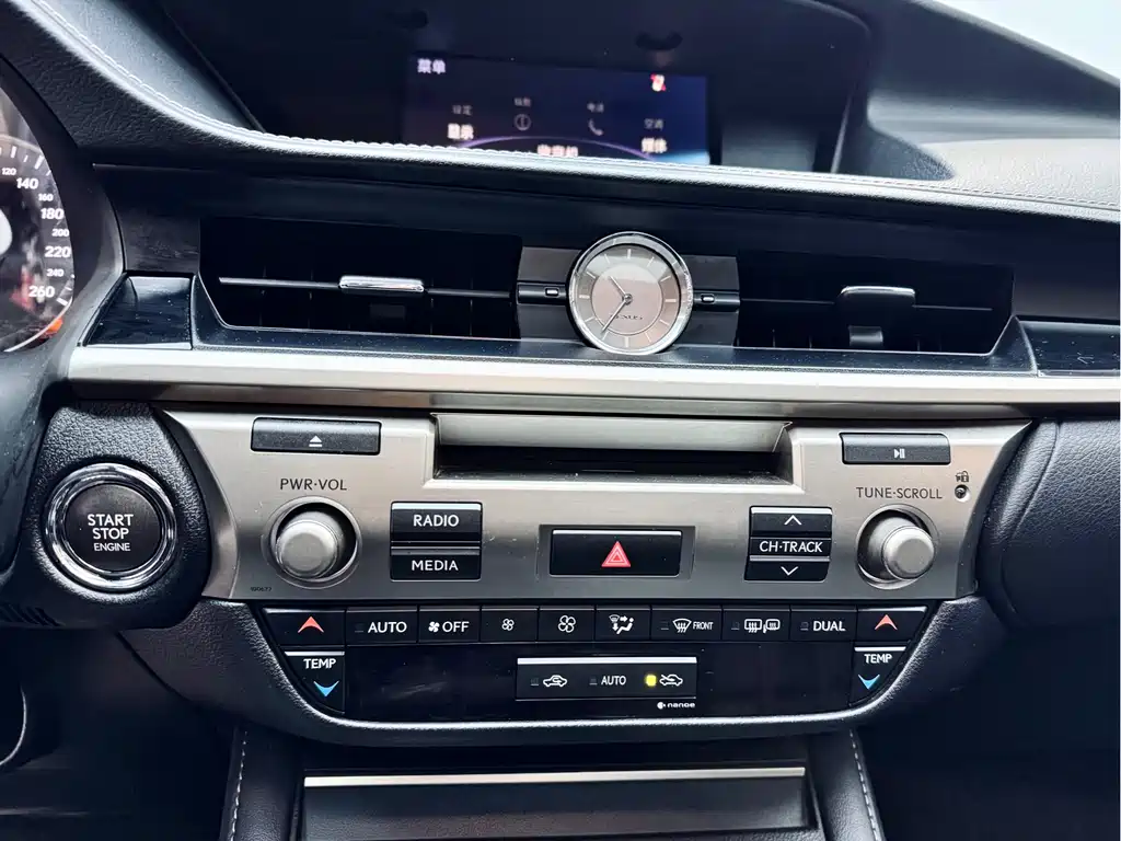 Lexus ES 2017 — фото 14