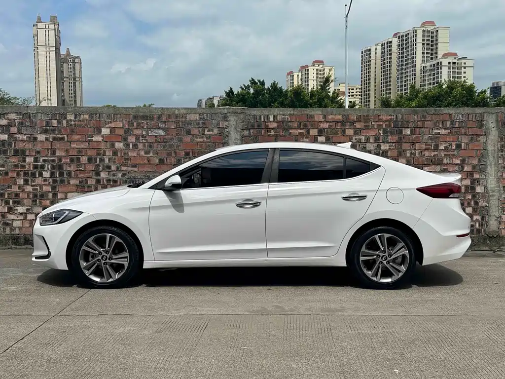 Hyundai Elantra 2017 — фото 3