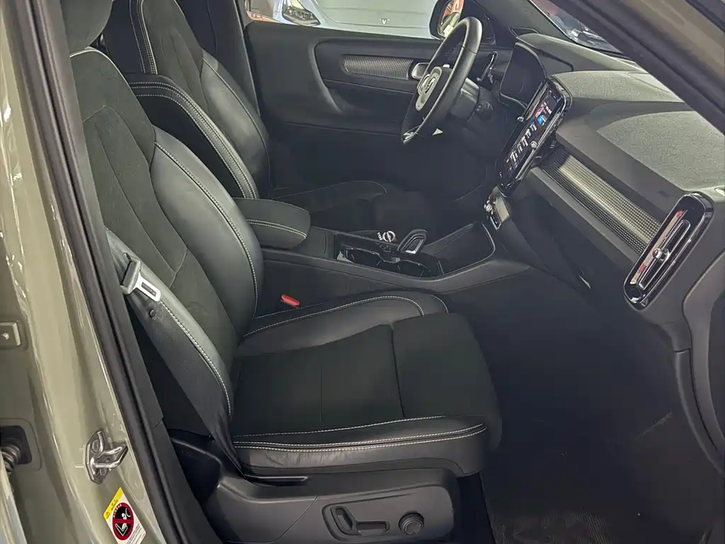 Volvo XC40 NEV 2022 — фото 11
