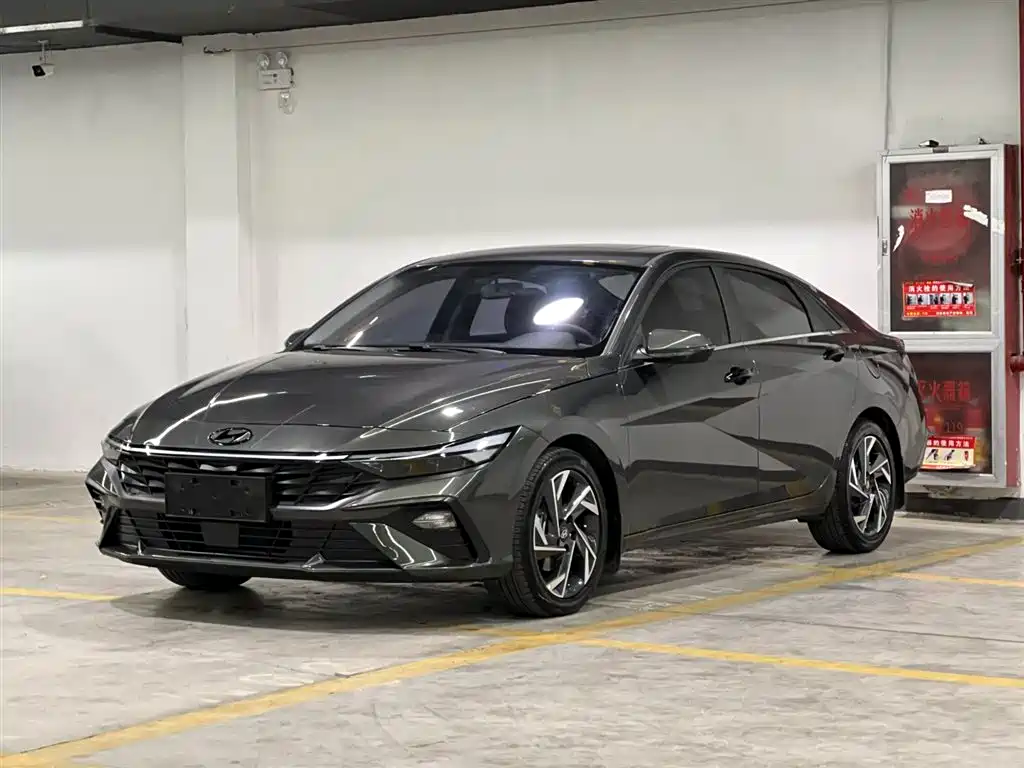Hyundai Elantra 2025 — фото 1