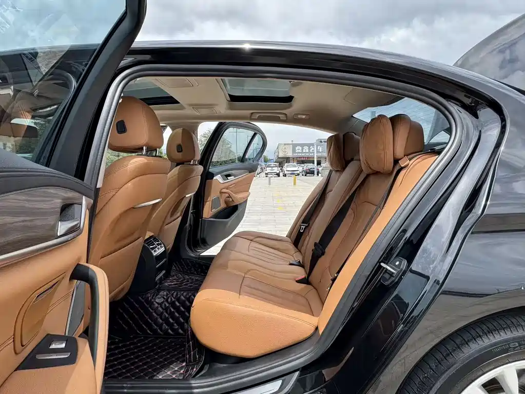 BMW 5 Series 2018 — фото 19