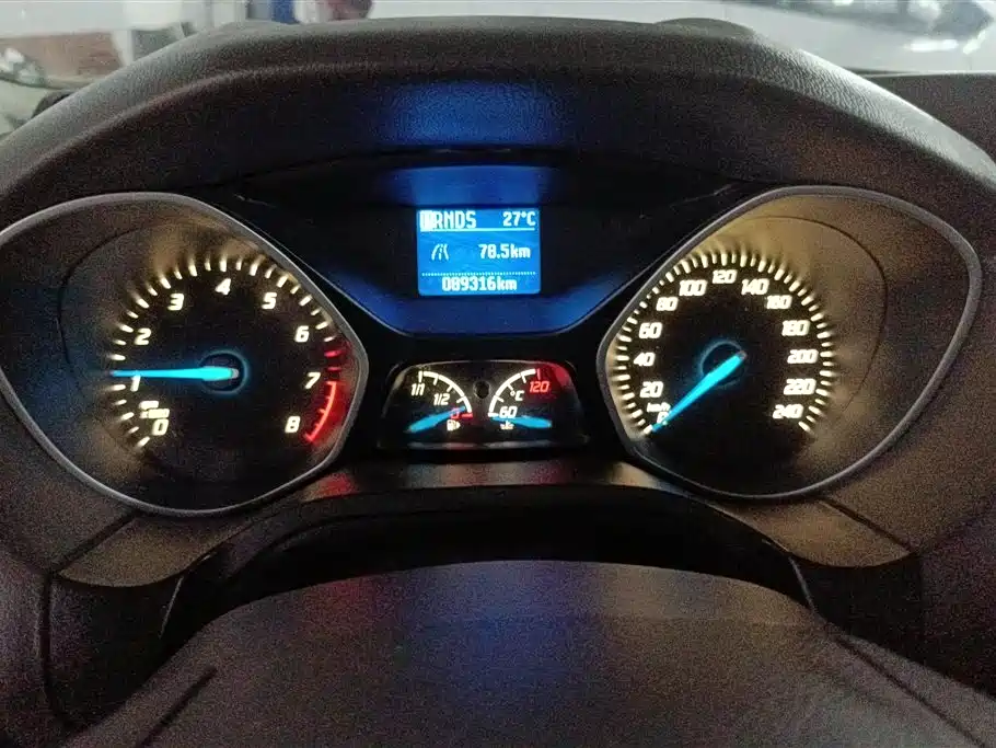 Ford Focus 2013 — фото 14
