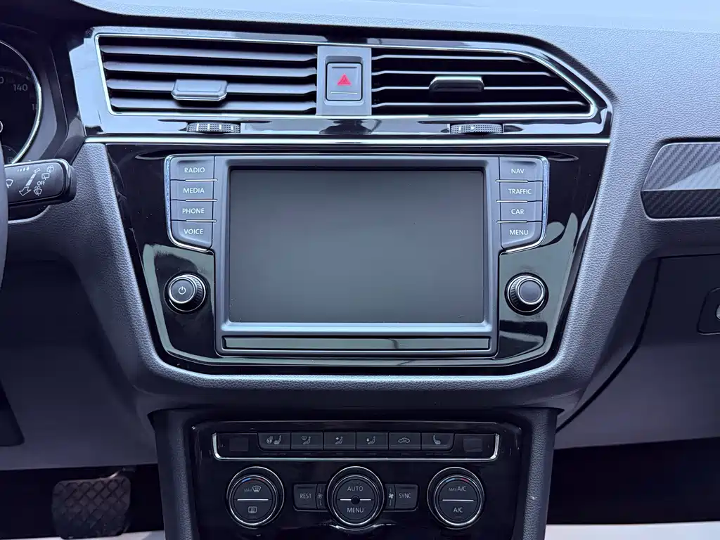 Volkswagen Tiguan L 2017 — фото 13
