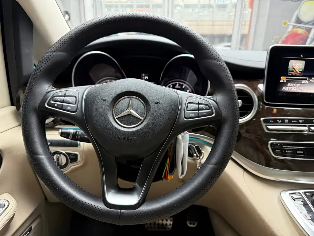 Mercedes-Benz V-Class 2017 — фото 12