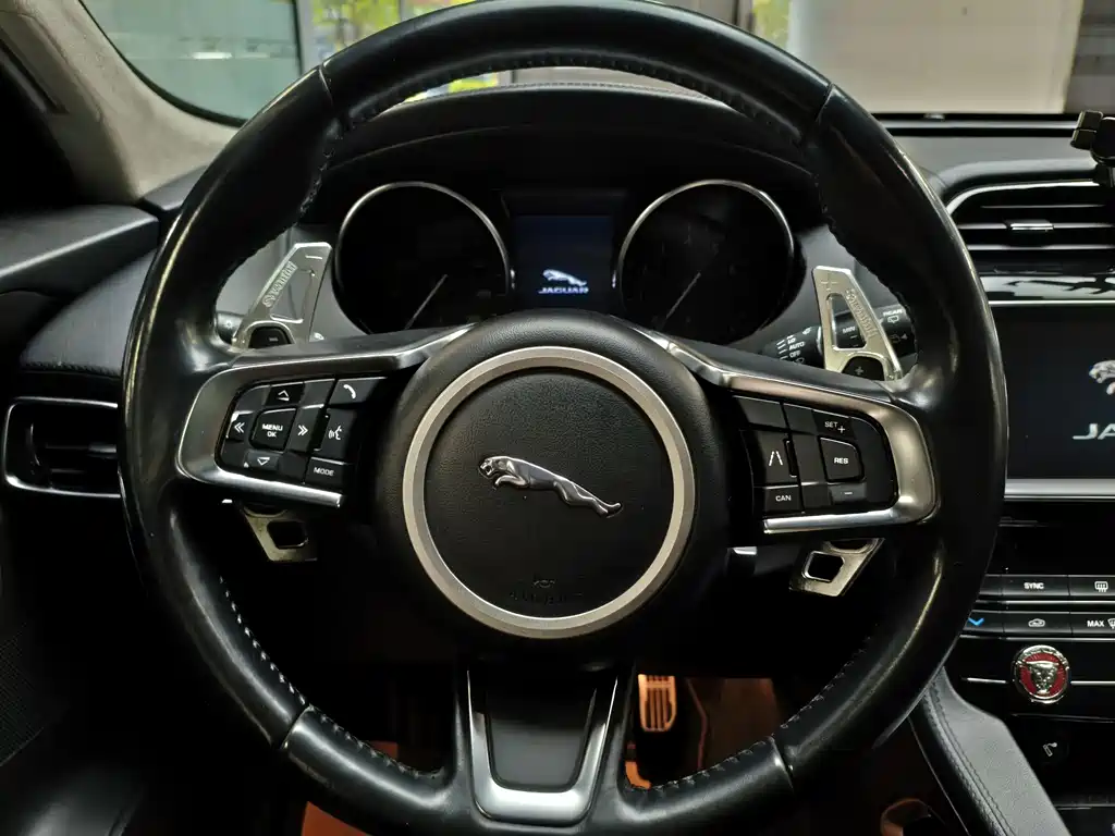 Jaguar F-PACE 2019 — фото 11