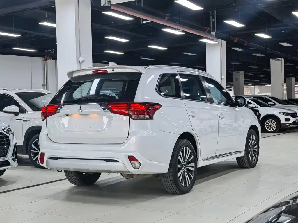 Mitsubishi Outlander 2021 — фото 24