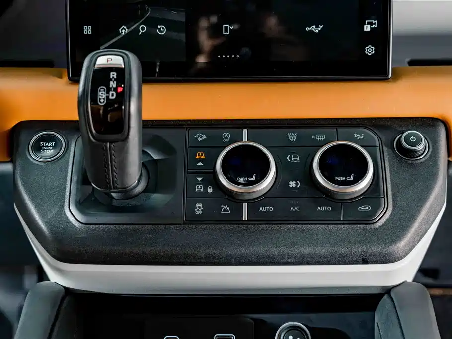 Land Rover Defender 2023 — фото 16