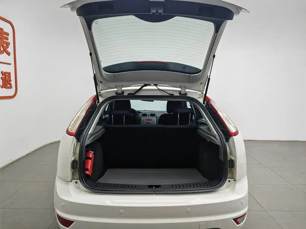 Ford Focus 2014 — фото 16