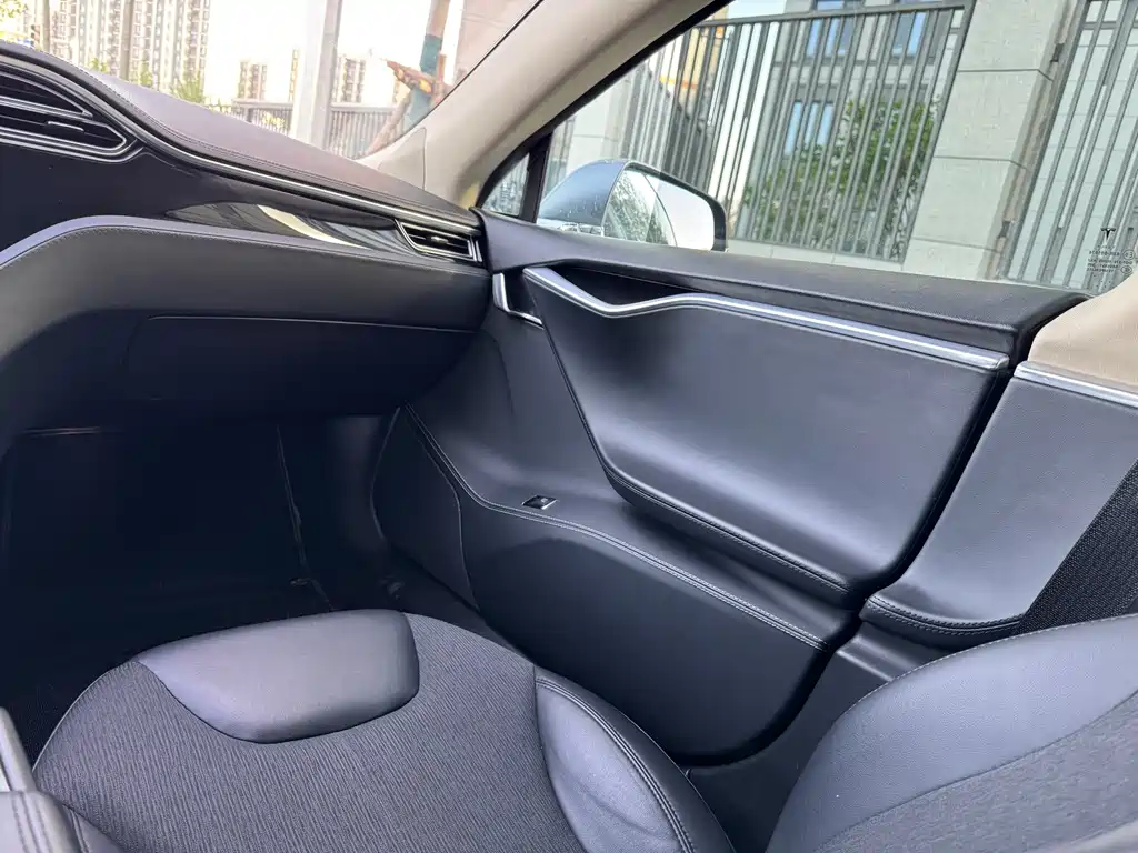 Tesla Model S 2014 — фото 16